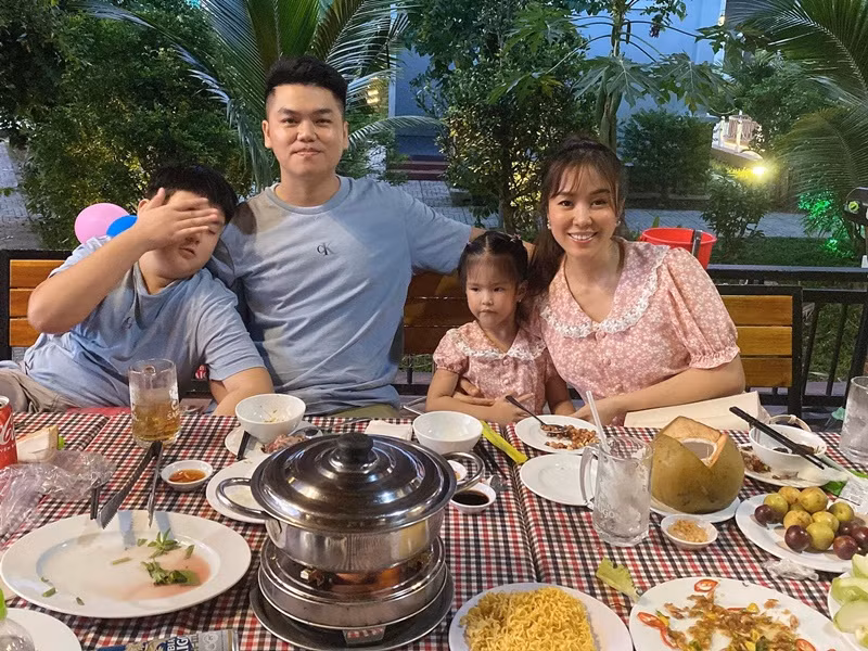 Lê Phương hạnh phúc vì có con gái để mặc đồ đôi, để tối nằm tâm sự với nhau đủ thứ trên đời.