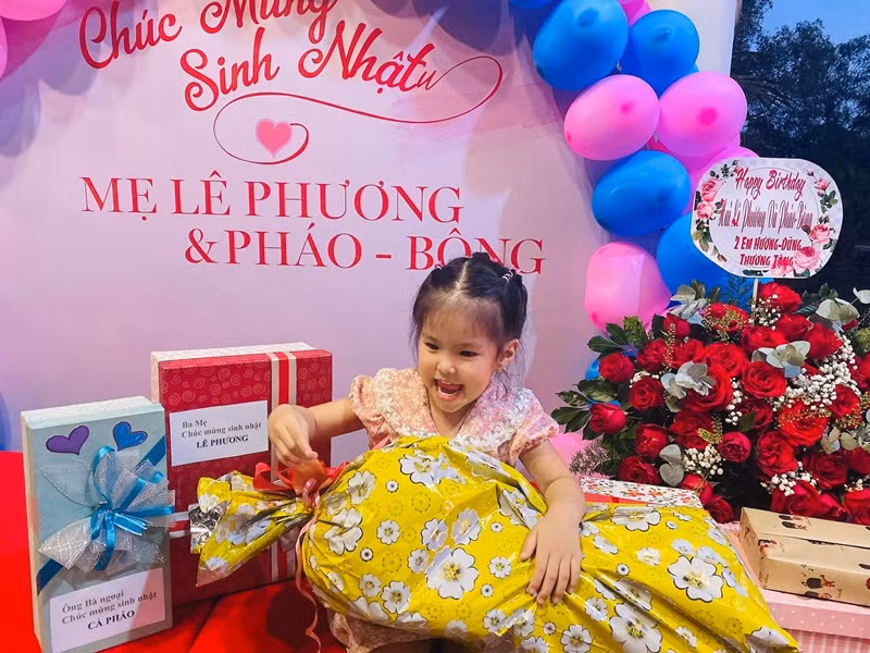 Lê Phương mong con gái như "một bông hoa có thể không quá rực rỡ, nhưng nhất định phải ngát hương thơm".