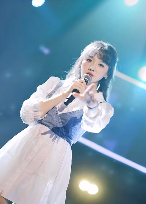Hari Won, Lou Hoàng là ca sĩ nên việc bị căng cơ ở mặt khiến 2 nghệ sĩ gặp khó khăn khi trình diễn. Ảnh: FBNV