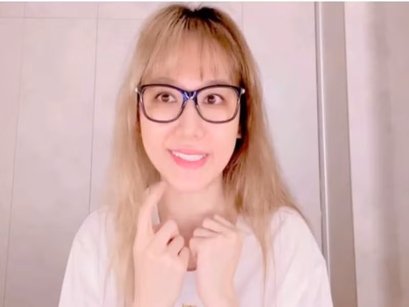 Hơn 1 tuần qua, Hari Won bị liệt cơ mặt nên không thể cười tươi. Ảnh chụp màn hình