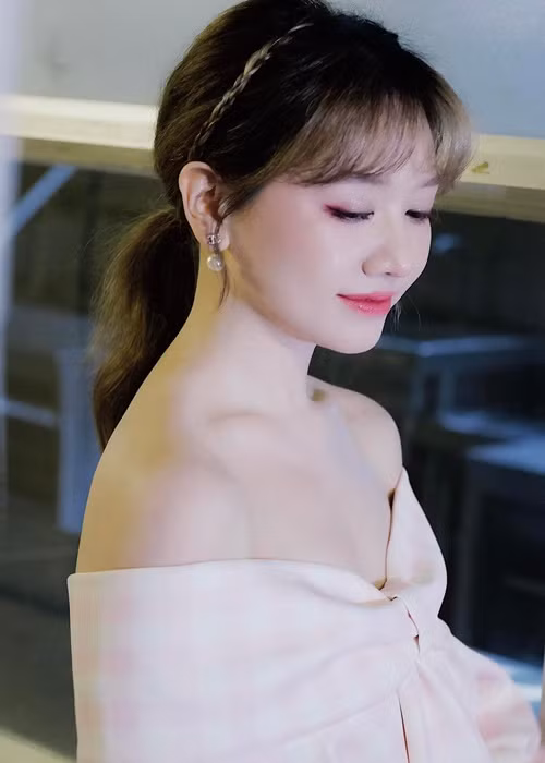 Khi biết cơ mặt bị liệt, Hari Won rất tủi thân, cảm thấy mọi thứ sụp đổ bởi cô thấy mình đẹp nhất khi cười nhưng nay lại không cười tươi được nữa. Ảnh: FBNV