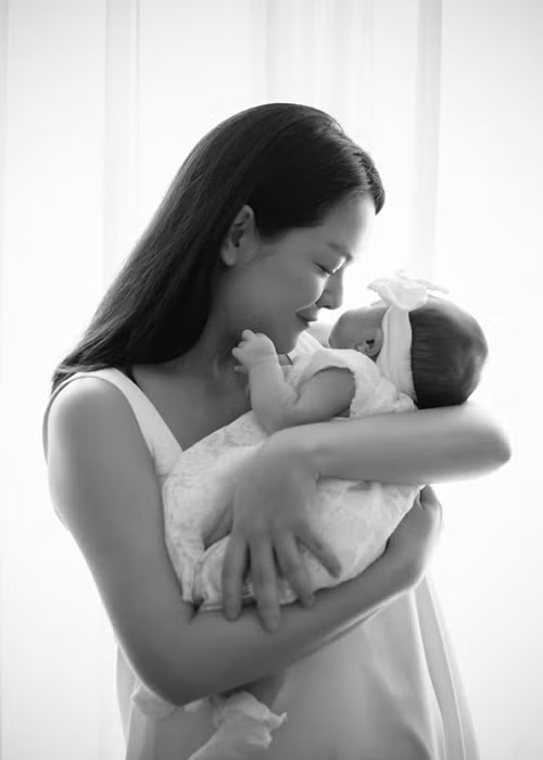 Phạm Quỳnh Anh và nửa kia của mình cùng nhau chăm sóc con gái nhỏ.
