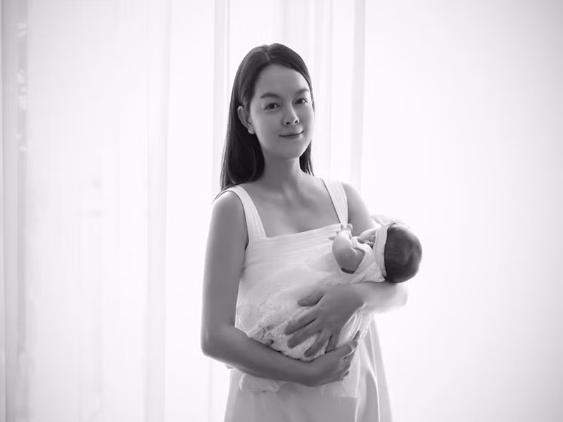 Nữ ca sĩ chụp ảnh cùng bé Zoey khi cô nhóc tròn 1 tháng tuổi.