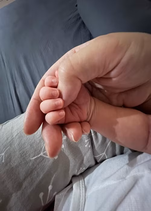 "Chân và tay đều be bé xinh xinh mà sao cái miệng hét to thế cơ chứ", Phạm Quỳnh Anh viết.