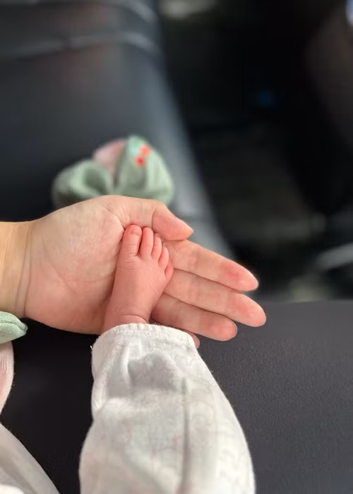 Nữ ca sĩ đăng ảnh chụp bàn tay và bàn chân của bé Zoey.