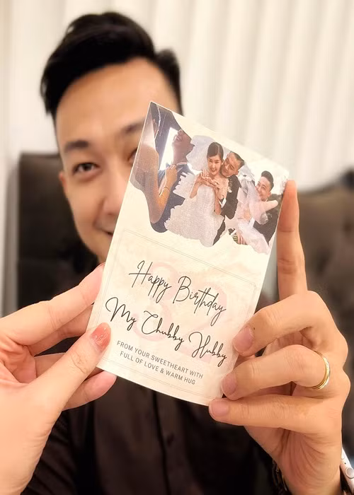 Mới đây, trên trang cá nhân, Lê Âu Ngân Anh gửi lời chúc mừng sinh nhật đến chồng sắp cưới. Cô viết: "Từ hai năm trước, ngày 11/8 luôn là một ngày đặc biệt với em, là ngày em muốn gửi đến anh những lời mong ước tốt đẹp nhất. Sinh nhật anh năm nay, em được dành những điều tốt đẹp này tại chính ngôi nhà của mình. Sẽ luôn tươi cười hạnh phúc như khoảnh khắc này, trong mọi chặng đường cùng nhau sắp tới, anh nha!". Đi kèm với đó, Ngân Anh đăng tải hình ảnh thiệp mừng in những khoảnh khắc ngọt ngào giữa cô và bạn trai. Ảnh: FBNV