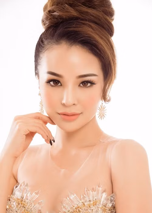 Năm 2017, BTC cuộc thi Mrs. Vietnam World - Hoa Hậu Quý Bà Việt Nam tước vương miện của Nguyễn Thị Bảo Ngọc với lý do người đẹp đưa ra nhiều đòi hỏi vô lý, đặt nặng lợi ích cá nhân mà xem nhẹ uy tín của cuộc thi, khiến dư luận có cái nhìn méo mó về sứ mệnh của một hoa hậu. Ảnh: Người lao động