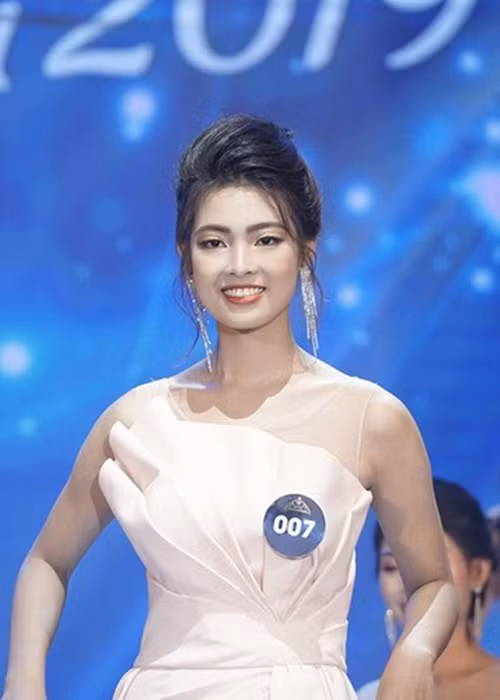 Không chỉ Đặng Thị Hương bị thu hồi danh hiệu, một số người đẹp cũng rơi vào trường hợp tương tự. Trần Ngọc Huyền là một trong số đó. Năm 2020, người đẹp bị tước danh hiệu Người đẹp du lịch Quảng Bình 2019. Ảnh: PLO