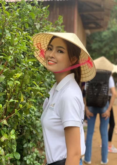 Phía ban tổ chức cho biết, Ngọc Huyền đã vi phạm nhiều điều khoản quy định sau khi đăng quang. Người đẹp không tham gia các chương trình nhằm quảng bá du lịch Quảng Bình, các hoạt động thiện nguyện dù ban tổ chức yêu cầu. Ngoài ra, Ngọc Huyền đã đăng ký kết hôn rồi ly hôn đồng thời vướng nhiều tin đồn không hay trên mạng xã hội. Ngoài tước vương miện, Ngọc Huyền còn bị buộc phải trả lại 50 triệu đồng tiền thưởng cùng các giải thưởng khác đã nhận trong đêm chung kết, cũng như bị yêu cầu đền bù thiệt hại do ảnh hưởng đến hình ảnh và uy tín của cuộc thi. Ảnh: Người lao động