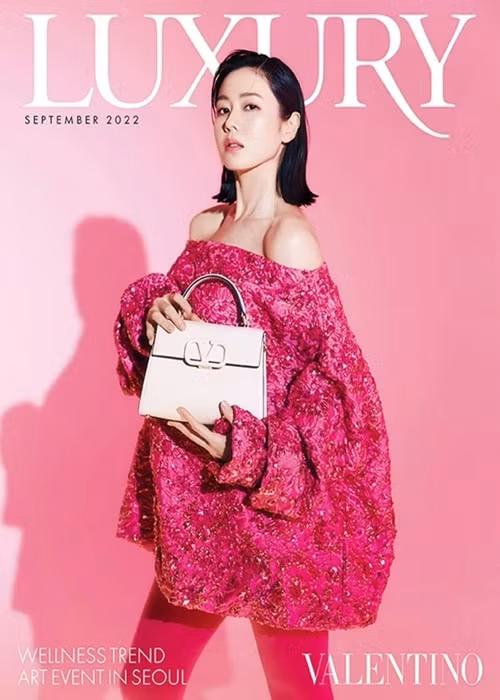 Son Ye Jin giấu bụng bầu khi chụp ảnh cho tạp chí sẽ ra mắt vào tháng 9/2022. Ảnh: Thể thao văn hóa