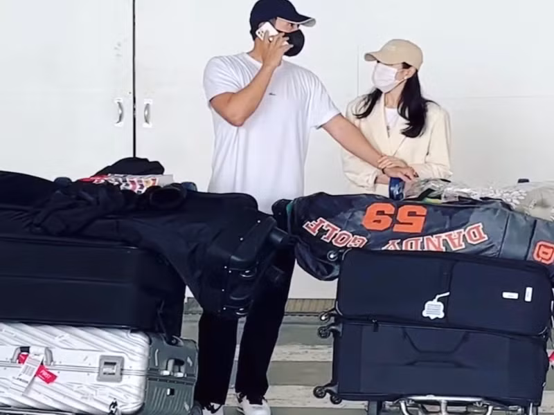Đôi vợ chồng son thể hiện tình cảm công khai. Ảnh: Tiền Phong