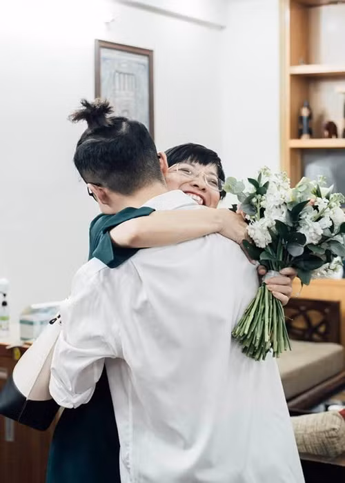 Thảo Vân từng nhắn nhủ con trai: "Con biết không con trai, từ đáy lòng mình mẹ muốn nói cám ơn con! Cám ơn trái tim nhân hậu của con, cám ơn sự thấu hiểu tinh tế của con! Mẹ thật sự may mắn vì có con trong cuộc đời này".