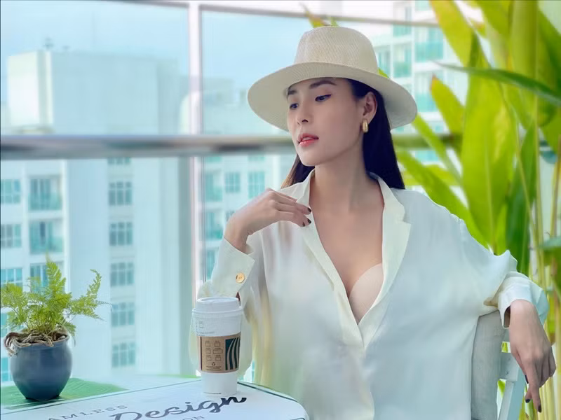 Thúy Diễm chia sẻ: "Anh đi đâu mấy ngày, đóng phim với ai tôi cũng biết. Anh ấy là người đàn ông thật thà, có gì cũng kể cho vợ nghe. Ngược lại, đi quay phim ở tỉnh, tối nào tôi cũng gọi điện kể cho chồng nghe mình ghi hình ra sao, có sự kiện gì".