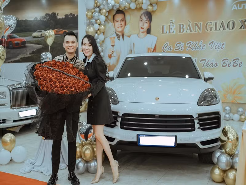 Dịp 8/3 năm 2022, Khắc Việt còn mua xe sang hơn 6 tỷ tặng vợ. Trước đó, khi hai vợ chồng đi xem xe, Thảo Bebe nói vui là cô thích chiếc xe này nhưng Khắc Việt không hứa hẹn gì mà âm thầm mua tặng. Ảnh: FBNV