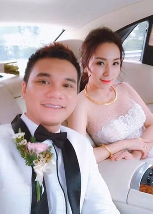 Khắc Việt kết hôn với Thảo Bebe vào tháng 4/2018 sau 1 năm hẹn hò. Nam nhạc sĩ từng đặt ra mẫu bạn đời lý tưởng là cô gái ngoan hiền, biết nấu nướng. Tuy nhiên, anh lại chọn kết hôn với Thảo Bebe dù cô không thạo việc nhà. Ảnh: FBNV