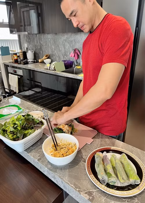 Anh còn vào bếp nấu ăn, rửa bát.