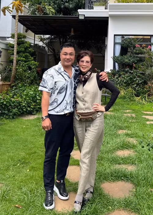 Các nghệ sĩ cùng ăn uống, ca hát, chụp ảnh kỷ niệm từ trưa đến tối. Ảnh: FB Lý Hùng