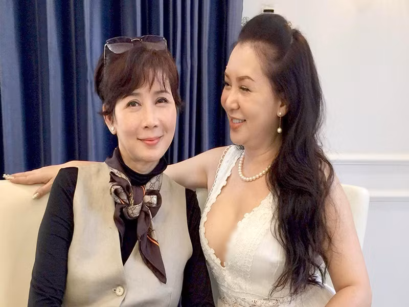 Diễm Hương ăn mặc kín đáo trong khi Mộng Vân diện váy xẻ ngực sâu quyến rũ. Ảnh: Dân Việt