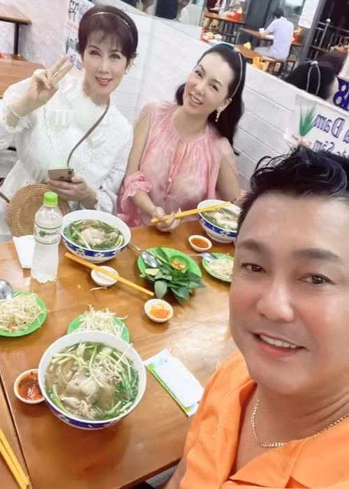 Sau "chầu cà phê", Lý Hùng mời Diễm Hương, Mộng Vân và Thanh Trúc đi ăn phở. Theo Lý Hùng, Diễm Hương đã lâu mới thưởng thức ẩm thực Việt trên quê nhà nên tấm tắc khen ngon. Ảnh: Tiền Phong