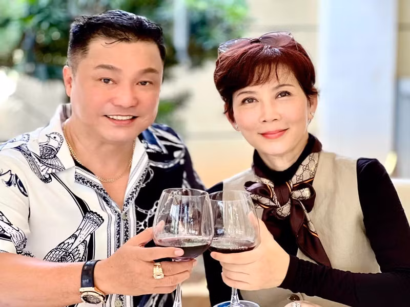 Ít ngày trước, Lý Hùng mời 11 người bạn cũ lớp Diễn viên khóa 1 Trường điện ảnh Việt Nam, trong đó có Diễm Hương đến nhà mình ăn cơm. Ảnh: FB Lý Hùng