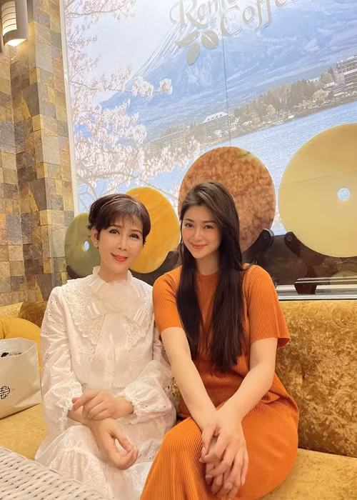 Diễm Hương đọ sắc cùng đàn em Thanh Trúc. Ảnh: FB Thanh Trúc