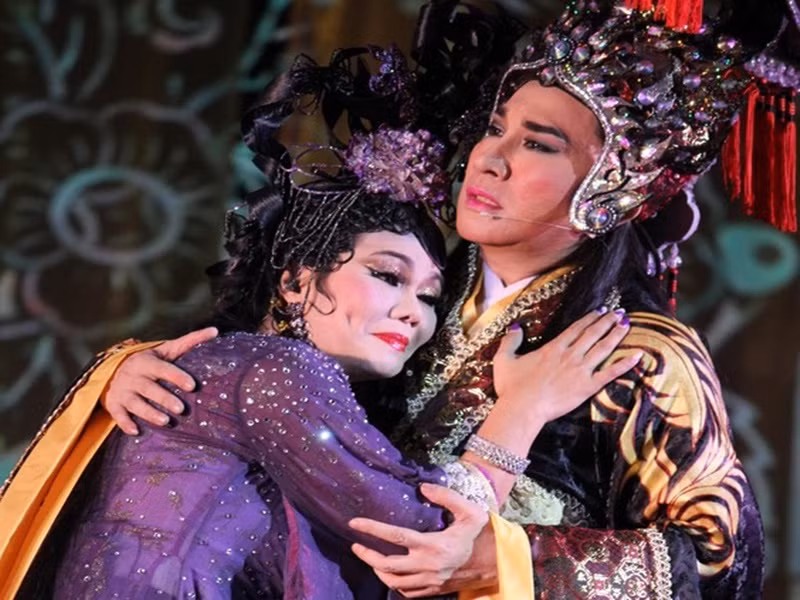 Ngoài đời, Kim Tử Long - Ngọc Huyền có mối quan hệ rất thân thiết. Ngọc Huyền chia sẻ trên Lao động, Kim Tử Long chính là người làm mai cho cô và ông xã của cô hiện giờ Đông Nguyễn - con trai của danh ca cải lương Thanh Tuyền. Ảnh: Zing