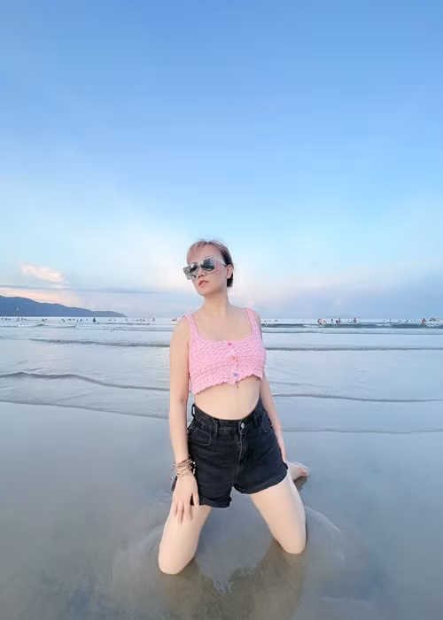 Nữ diễn viên nhuộm tóc màu trẻ trung, trang điểm theo phong cách Hàn Quốc.