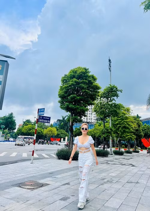Hoàng Yến từng chỉnh sửa răng, mũi, ngực, vòng eo.
