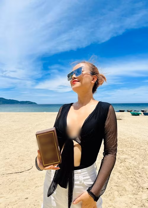 "Dù một vai của tôi khá ngắn, chỉ mấy chục phân đoạn quay thôi, nhưng tôi tin bản thân rất trân trọng công việc nghề nghiệp của mình. Đây là công việc giúp tôi đến gần hơn với khán giả", cô chia sẻ trên Arttimes.