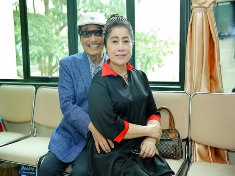 Vợ NSND Trần Hiếu chia sẻ trên Tiền Phong: “Sau 10 ngày điều trị tại viện, chồng tôi đã khỏe mạnh, vui vẻ trở lại. Hằng ngày, tôi chăm sóc ông với chế độ khoa học, uống thuốc theo toa, tiêm cho ông”. Ảnh: An ninh thủ đô