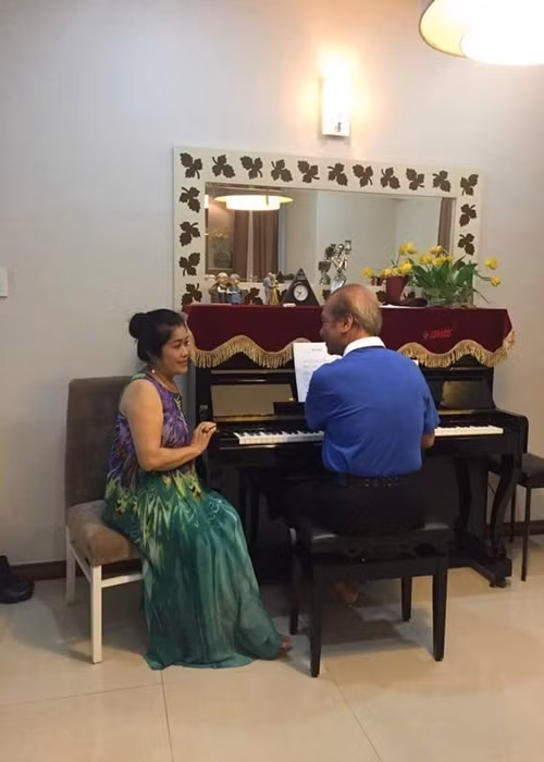 Vợ chồng nghệ sĩ Trần Hiếu thường cùng nhau đi tập thể dục, tập đàn, hát, đi chơi, và đi hát. Ở nhà, cả hai thường gọi nhau bằng biệt danh giống như giới trẻ. Bà gọi chồng là “Ông gấu già”, nghệ sĩ Trần Hiếu gọi vợ là “Mắm”. Cả hai cũng thường xuyên ghi lại những khoảnh khắc bên nhau. Ảnh: Tiền Phong