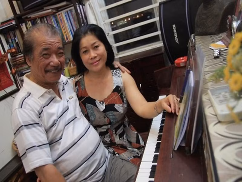 NSND Trần Hiếu cho hay, sau khi để ý thói quen dùng lá sake làm quạt của bà Minh Ngà, ông quyết định đi tập sớm hơn, tìm một chiếc lá to, lành lặn để sẵn ở chỗ bà hay ngồi. Ngày bà về Hà Nội, ông vẫn nhặt lá và đặt đúng vào chỗ mọi khi, cuối buổi tập lại mang ra giếng cô Tấm thả xuống. Ảnh: Tiền Phong