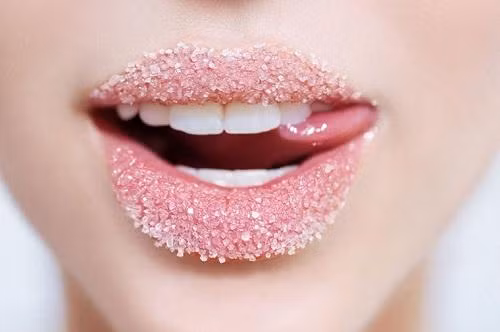 Tuyệt chiêu để giữ mãi đôi môi gợi cảm chinh phục đủ loại sắc son - Hình 3 Tuyet chieu de giu mai doi moi goi cam chinh phuc du loai sac son-Hinh-3