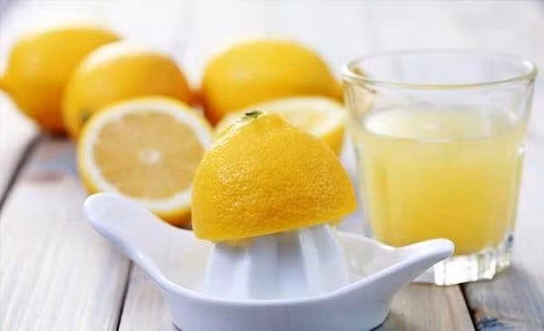 Minh Tú thường sử dụng sản phẩm làm trắng chiết xuất từ thiên nhiên như nước cốt chanh để tránh gây tổn thương da - Ảnh minh họa: Internet