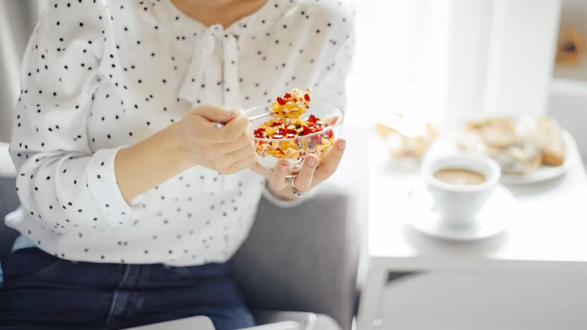 Giảm thèm ăn Một nghiên cứu của Thụy Điển cho thấy mọi người cảm thấy no và hài lòng lâu hơn sau khi ăn bánh mì có giấm. Thành phần kỳ diệu trong tất cả các loại giấm táo có thể ức chế sự thèm ăn được cho là axit axetic, giúp làm giảm chỉ số đường huyết của thực phẩm, làm chậm tốc độ đường được giải phóng vào máu và làm giảm sự thèm ăn. - Ảnh minh họa: Internet