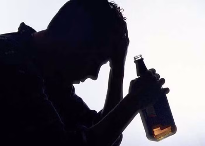 Lùng vốn nghiện rượu, từ ngày đi chữa bệnh thần kinh về, anh ta thường đắm chìm trong hơi men. Thời gian gần đây, một số người cho biết Lùng có dấu hiệu tái phát bệnh cũ. Kết hợp với một vài chứng cứ thu thập được, Công an tỉnh Hà Giang nhận định, Lùng là đối tượng có liên quan đến cái chết của hai anh Vừ Mí S và Lý Mí S. Cơ quan điều tra cũng xác định được, Lùng đang ẩn náu tại một hang đá nằm lưng chừng núi. (Ảnh minh hoạ, nguồn ảnh Internet)