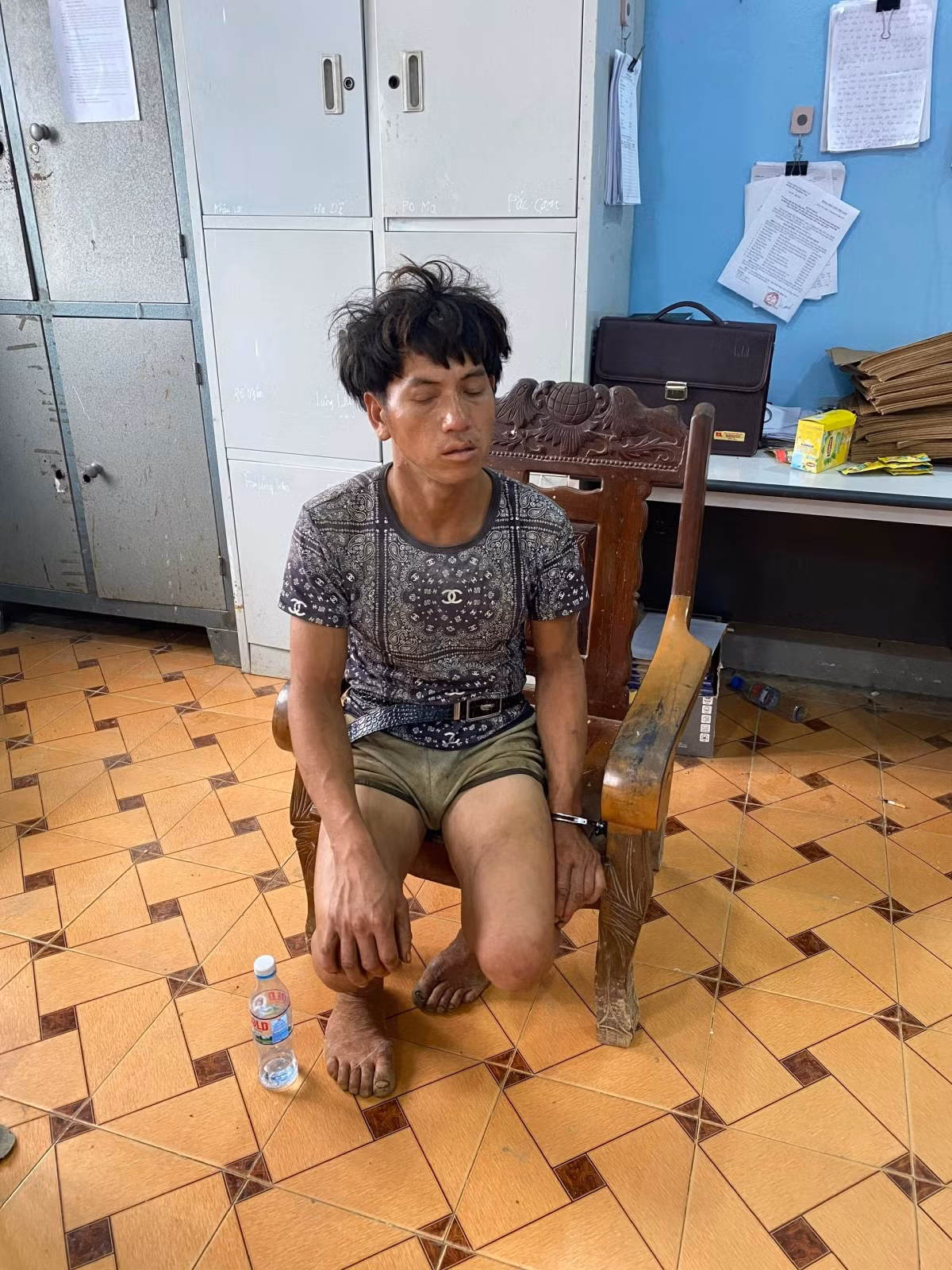 Thấy hai anh S nằm gục dưới đất, máu chảy lênh láng, biết các nạn nhân đã tử vong, Lùng kéo hai thi thể này ra ngoài, đến khu vực ta luy âm và vứt xuống nhằm phi tang. Gây án xong, Lùng cũng rời lán trông mỏ đá. Gã chạy một mạch xuyên đêm, vượt qua những con dốc đá tai mèo lởm chởm để lên cái hang giữa lưng chừng núi ẩn nấp. Do đi vội, không có đồ ăn, ngày 25/4 Lùng đánh liều mò về nhà để lấy đồ "tiếp tế" thì bị công an tỉnh Hà Giang bắt giữ. Với những hành vi tàn ác của mình đối tượng Lùng sẽ phải chịu bản án nghiêm khắc nhất từ pháp luật. 