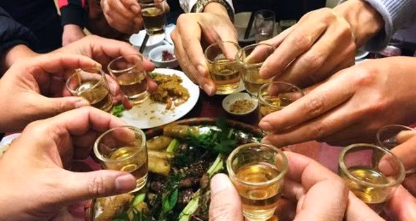 Trong lúc ăn uống, giữa Lùng và hai anh S xảy ra cãi vã liên quan đến mâu thuẫn trước đó. Lùng lúc này đã "ngấm" rượu nên không còn bình tĩnh. Trong lúc hai anh Lý Mí S, Vừ Mí S đang ngồi, Lùng bất ngờ với lấy chiếc búa tạ rồi đánh liên tiếp vào các nạn nhân. (Ảnh minh hoạ, nguồn ảnh Internet)