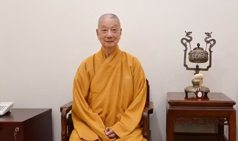 Trưởng lão Hòa thượng Thích Trí Quảng sinh năm 1940 tại xã Phú Mỹ Hưng, huyện Hóc Môn, Gia Định (nay là huyện Củ Chi, TP HCM). Năm lên 10 tuổi, ngài xuống tóc xuất gia với Đại lão Hòa thượng Thích Trí Đức (1909-1999) tại tổ đình Huê Nghiêm (Thủ Đức), được Hòa thượng Bổn sư cho thọ giới Sa-di tại tổ đình Linh Nguyên (huyện Đức Hòa, tỉnh Long An).