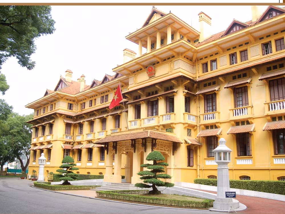 Nghị định cũng bổ sung nhiệm vụ tham mưu, chuẩn hóa và thống nhất quản lý về việc sử dụng các ngôn ngữ nước ngoài thông dụng trong hoạt động chính trị, ngoại giao của Đảng và Nhà nước; thực hiện cấp chứng minh thư cho thành viên cơ quan đại diện ngoại giao, cơ quan lãnh sự, lãnh sự danh dự nước ngoài, cơ quan đại diện tổ chức quốc tế tại Việt Nam và thành viên gia đình theo quy định của pháp luật”; thực hiện đại đoàn kết dân tộc đối với người Việt Nam ở nước ngoài… 