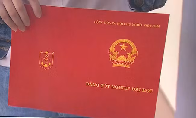 Hành vi sử dụng văn bằng, chứng chỉ bị tẩy xóa, sửa chữa làm sai lệch nội dung bị phạt từ 10 - 20 triệu đồng; phạt 30 - 40 triệu đồng về hành vi gian lận để được cấp văn bằng, chứng chỉ hoặc bản sao văn bằng, chứng chỉ nhưng chưa đến mức độ bị truy cứu trách nhiệm hình sự… (Ảnh minh họa)
