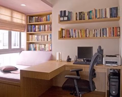 Nên chọn chiếc ghế ngồi phù hợp với trẻ để tạo sự thoải mái. Đằng sau ghế có thể treo bức tranh hoặc một biểu tượng nước để tăng nguồn năng lượng sáng tạo. Ảnh: Decoration.