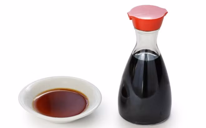 Dùng xì dầu cũng là một bí quyết giúp cơm rang ngon hơn. Xì dầu giúp cơm mềm và dậy mùi hơn. Ảnh: Live Science.
