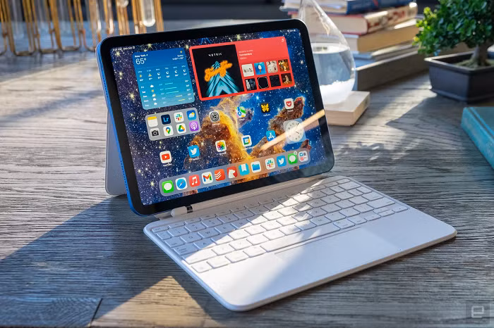  iPad 2022 trở thành mẫu iPad cuối cùng của Apple chuyển sang cổng USB-C thay vì Lightning. Hãng cũng lược bỏ giắc cắm tai nghe và nút Home. Thiết bị không có Face ID mà thay bằng cảm biến vân tay TouchID đặt trên nút nguồn giống iPad Air và iPad Mini. Máy trang bị Wi-Fi và phiên bản kết nối di động hỗ trợ mạng 5G.