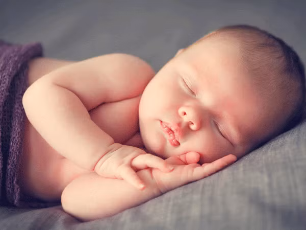 9. Trẻ sơ sinh thường mơ thấy những người khác. Chúng không mơ thấy mình cho đến khi được 3 tuổi.