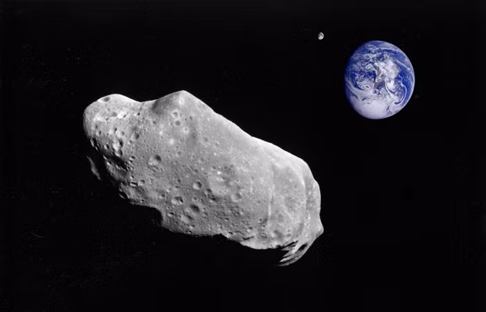 Hiện nay, NASA đang theo dõi quỹ đạo của khoảng 28.000 tiểu hành tinh, xác định chính xác chúng bằng Hệ thống cảnh báo cuối cùng về tác động trên mặt đất (ATLAS), gồm bốn kính viễn vọng có thể thực hiện quét toàn bộ bầu trời mỗi 24 giờ.
