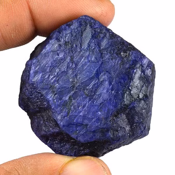 Đá Sapphire là 1 khoáng vật corundum có độ bền cao cùng chung người anh em là Ruby, ngoại trừ corundum màu đỏ được gọi là Ruby, còn lại tất cả những khoáng vật được hình thành từ corundum có màu sắc khác được gọi là Sapphire. Trong đó màu xanh dương là phổ biến và được yêu thích nhất.
