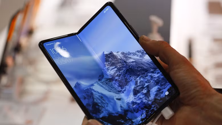 Điện thoại Pixel Fold của Google sẽ trang bị tấm nền OLED dẻo, cùng với đó là lớp vỏ bằng kính siêu mỏng được cung cấp bởi Samsung.