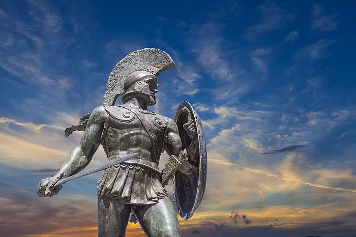 Các chiến binh Sparta sẽ phải phục vụ trong quân ngũ đến 60 tuổi, và chỉ những người tử trận mới được khắc tên trên bia mộ để thế hệ sau tưởng nhớ và noi theo.