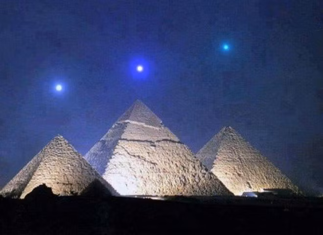 Đồng thời, chúng còn nằm thẳng hàng với 3 ngôi sao tạo nên chòm sao Thắt lưng của Orion.